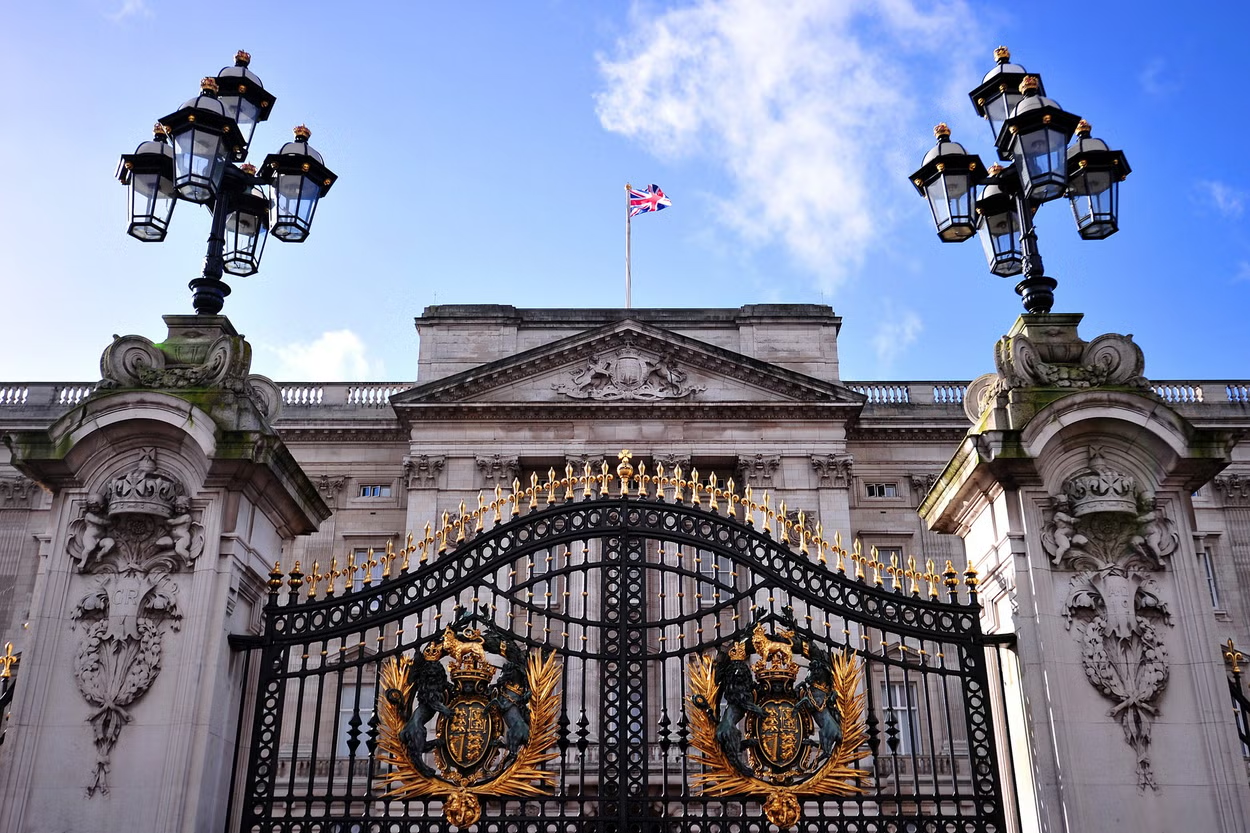 Queen Mother’s footman ‘was groped by royal aides’ on his first day in the job [Article from 11/4/15]