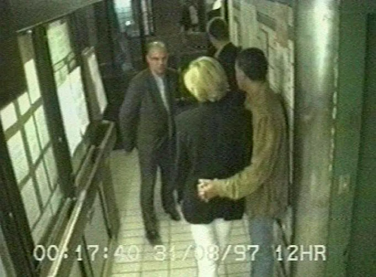 Diana death driver could NOT have been drunk says her ex-butler Paul Burrell as he makes Paris pilgrimage to scene of her fatal crash for first time [Article from 30/08/17]